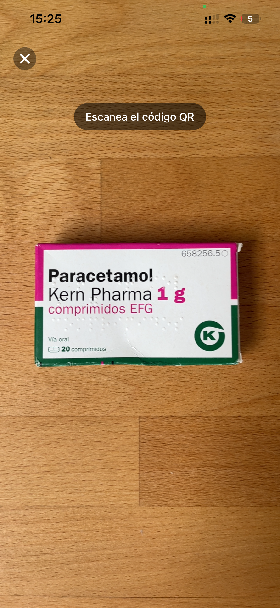 Escaneando el código de barras de una caja de Paracetamol